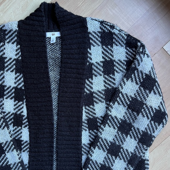 BP black & white checkered plaid patterned knee length long sleeve soft cardigan - Picture 10 of 12